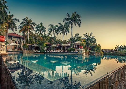 LODGE-POOL-DAWN-min